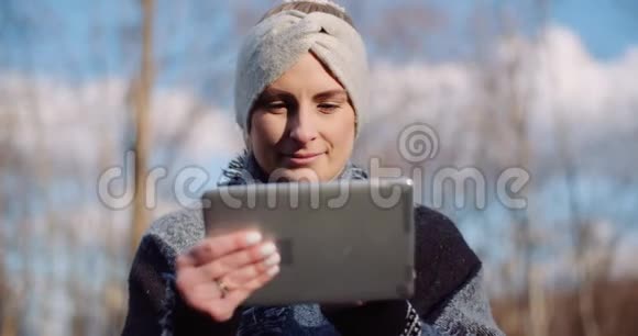 在户外使用数码平板电脑的女人视频的预览图