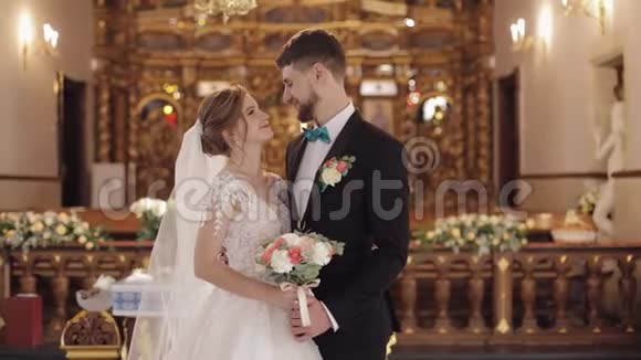 新婚夫妇白人新娘和新郎一起在一个古老的教堂里婚礼视频的预览图