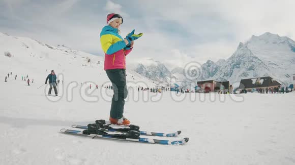 在山上滑雪的活跃女孩幼儿滑雪比赛小滑雪者在雪地里奔跑视频的预览图
