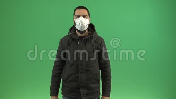 一个绿色背景上戴防病毒口罩的男人视频的预览图