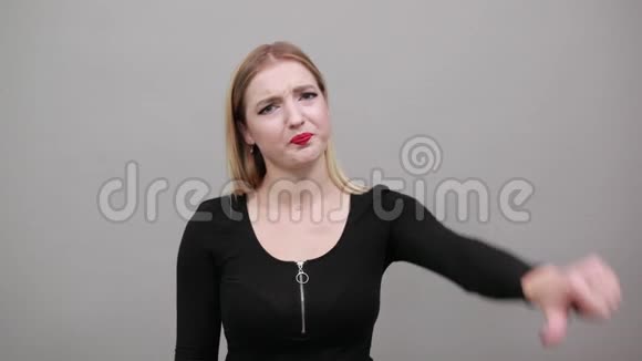穿着黑色夹克的金发女孩反抗一个拇指朝下的女人视频的预览图