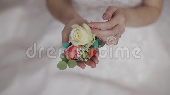 新娘手中的婚礼花束结婚的早晨慢动作视频的预览图