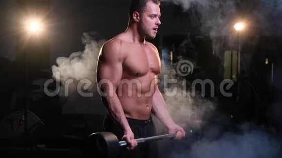肌肉男在健身房接受训练视频的预览图