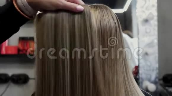 头发为头发延伸用于头发延伸的头发应用于头部4K视频的预览图