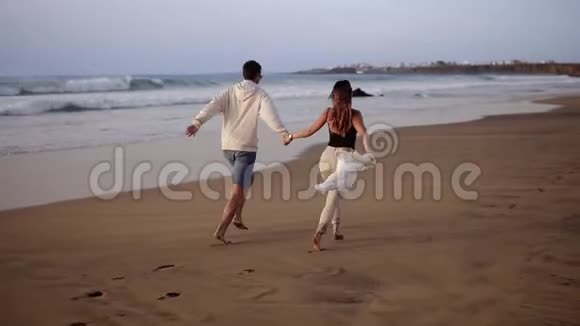情侣们在大海边享受暑假享受生活在背景海洋上的风景慢动作视频中奔跑视频的预览图