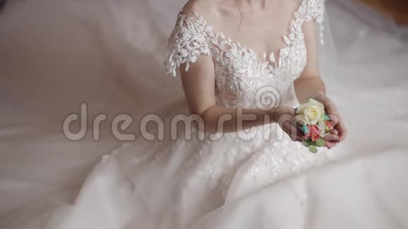 新娘手中的婚礼花束结婚的早晨慢动作视频的预览图