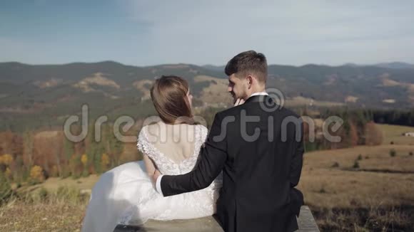 新婚夫妇白人新郎和新娘在山坡上新婚夫妇快乐视频的预览图