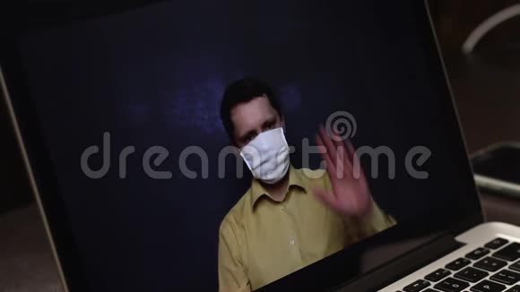 一位戴着医疗面具的视频博主正在笔记本电脑网络摄像头上录制广告视频他向订户推销各种手段视频的预览图