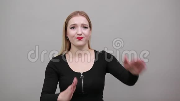 时髦自信的女人用放屁来表示停止停顿的姿势视频的预览图