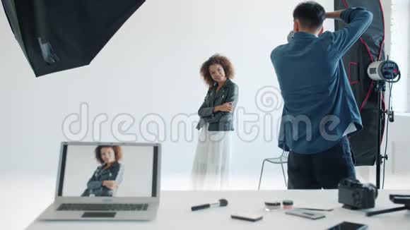 摄影棚后台摄影师拍摄一个混血美女的照片视频的预览图