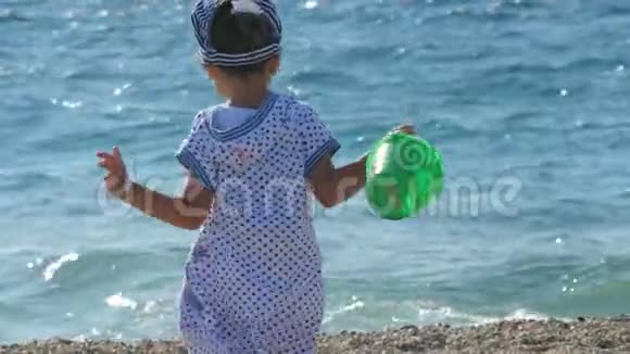 可爱的小女孩夏天在沙滩上玩耍视频的预览图