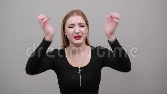 穿黑色夹克的女孩让女人头疼双手放在头上视频的预览图