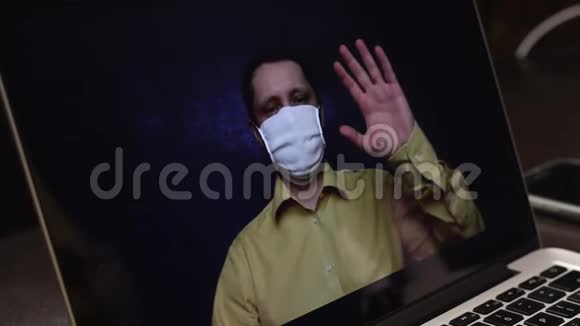 一位戴着医疗面具的视频博主正在笔记本电脑网络摄像头上录制广告视频他宣传喷鼻剂视频的预览图