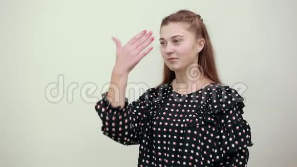 穿着白色圆圈黑色裙子的女孩微笑着伸出手握手视频的预览图