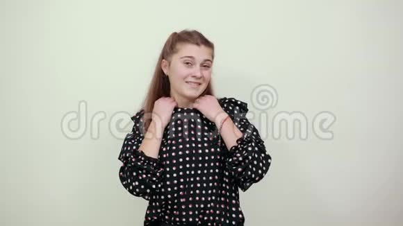 穿着白色圆裙的女孩快乐的女孩握着拳头脸上带着微笑视频的预览图