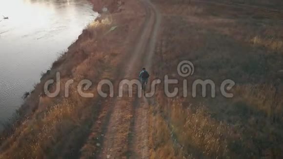 日落时骑自行车骑在山上的空中景色视频的预览图