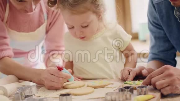 带孩子的家庭在复活节装饰饼干视频的预览图