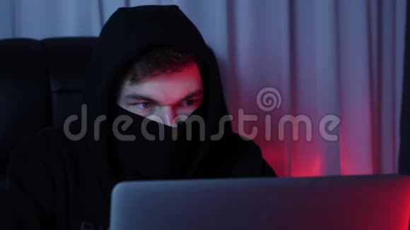 专业黑客看屏幕破解电脑密码近距离看着笔记本电脑屏幕和编码视频的预览图