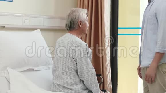 亚洲父子在医院病房交谈视频的预览图