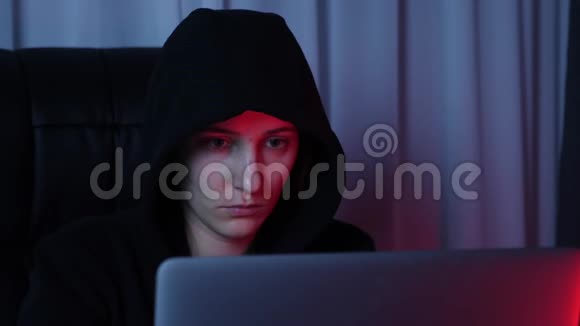 女性脸看着笔记本电脑屏幕关闭黑客脸看电脑屏幕打字键盘和编码脚本视频的预览图