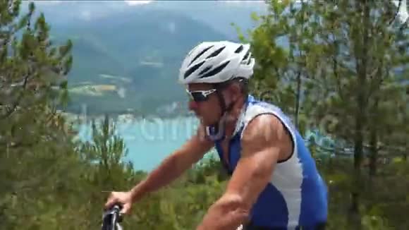 骑自行车的人骑山地公路自行车工作努力行动迅速高级运动员视频的预览图