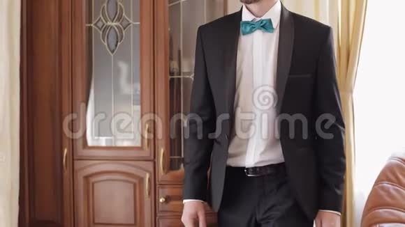 穿白色衬衫和夹克的房间在家结婚纪念日帅哥视频的预览图