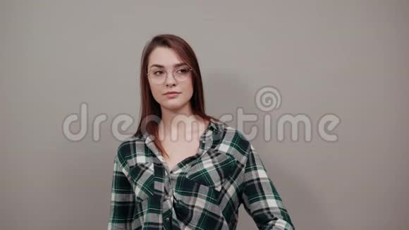 带眼镜的震惊的女人手里拿着一张红心纸视频的预览图