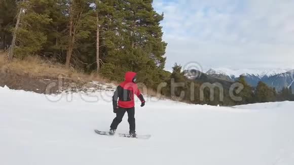 滑雪板上的滑雪者沿着滑雪胜地的斜坡奔跑冬季运动娱乐休闲户外活动视频的预览图