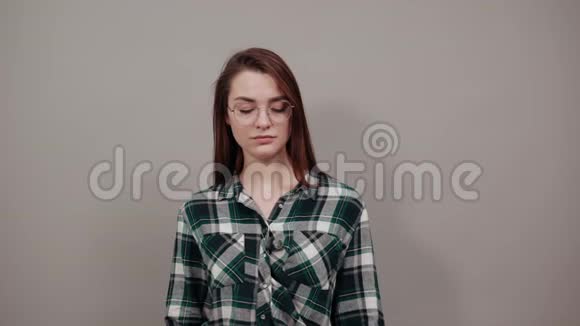 失望的女人戴着眼镜怀着一颗心拿着一张纸拇指朝下视频的预览图