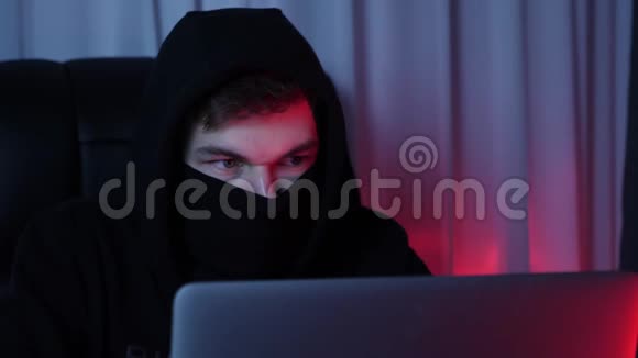 专业黑客看屏幕破解电脑密码近距离看着笔记本电脑屏幕和编码视频的预览图