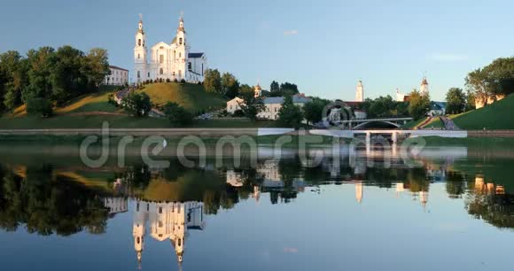 维捷布斯克白俄罗斯设想大教堂市政厅基督复活教堂和夏季的德维纳河视频的预览图