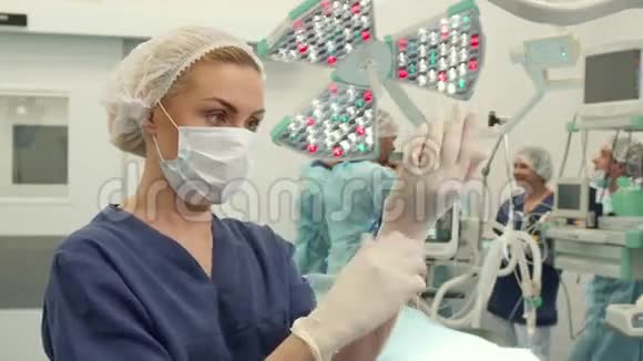 护士在手术室摆姿势视频的预览图