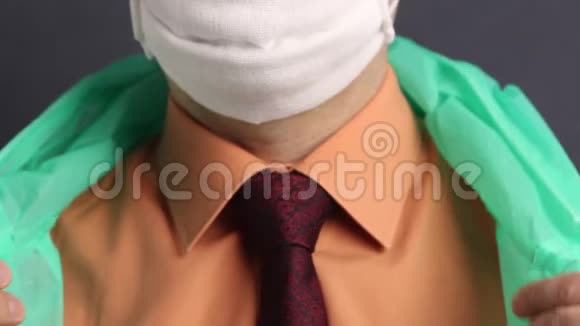一个男人系着一件带纽扣的保护外套他头上戴了个帽子特写镜头病毒防护视频的预览图