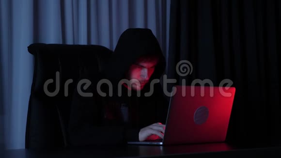 专业的信息技术人员在笔记本电脑上打字男性黑客在黑色帽衫编码屏幕和打破密码男子视频的预览图