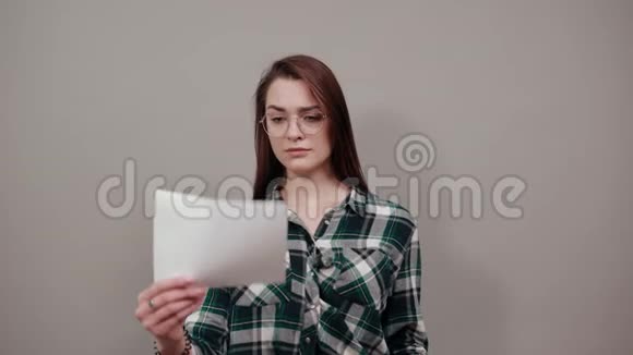 戴眼镜的时髦女人手里拿着一张白纸视频的预览图