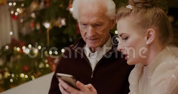 女教师祖父在圣诞节使用手机视频的预览图