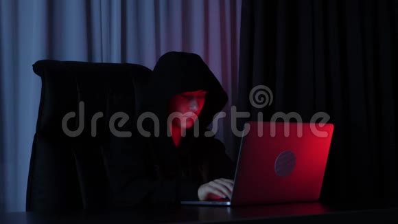 女性黑客在笔记本电脑上编程并破解密码在屏幕上编码女性网络开发者在电脑上输入脚本哈克视频的预览图