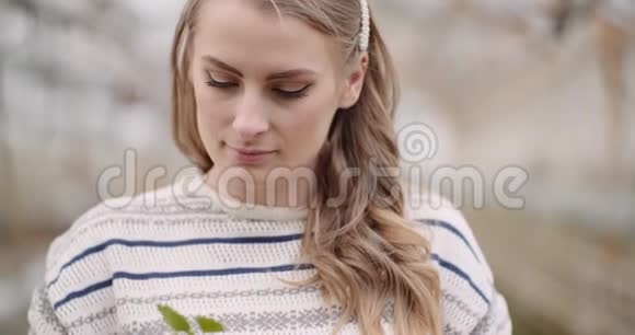 农业花房里拿着两个花盆的女园丁视频的预览图