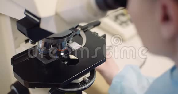 科学家在实验室用显微镜检查细菌视频的预览图