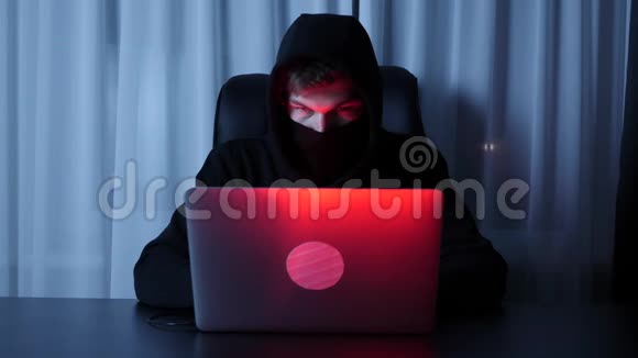 人黑客脸看电脑屏幕男戴黑色口罩和罩破密码和网上社保保障H视频的预览图
