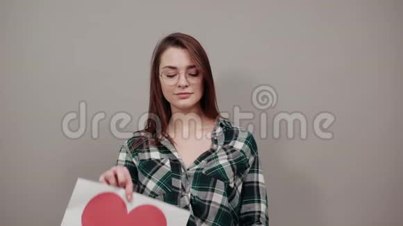 戴眼镜的女人拿着礼物一张红心纸视频的预览图