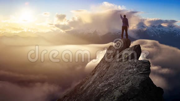 山地崖顶冒险人连续循环动画视频的预览图
