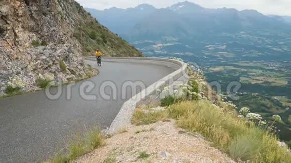 徒步旅行者骑自行车在阿尔卑斯山的山路上环法自行车赛视频的预览图