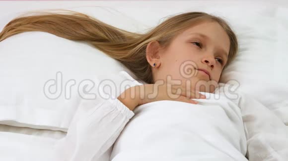 孩子不能睡在卧室体贴的孩子在床上沉思的女孩的脸视频的预览图
