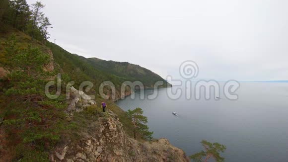 登上贝加尔湖岩石海岸悬崖的鸟瞰图视频的预览图