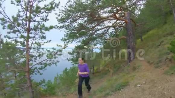 女孩跑上悬崖跳起来举起双手视频的预览图