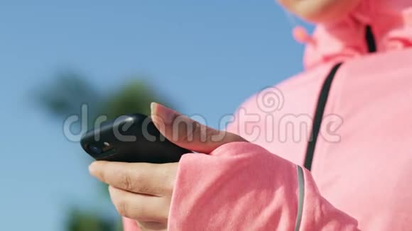 运动的女人用手机视频的预览图