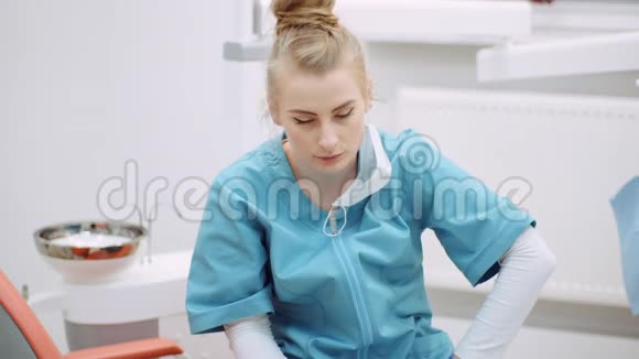 坐在椅子上的中号牙医视频的预览图
