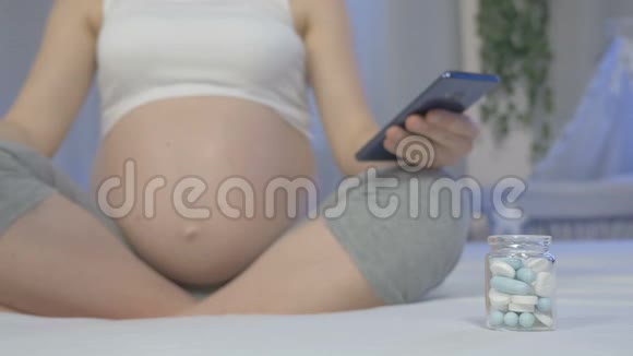 孕妇在网上寻找信息和处方视频的预览图