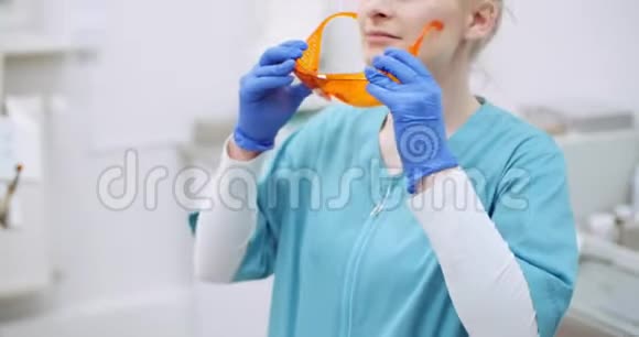 保健诊所戴反紫外线眼镜的女医生视频的预览图